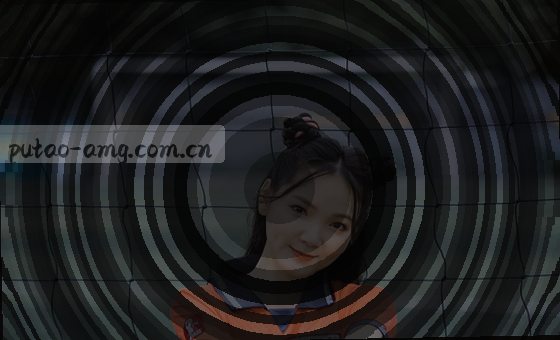一张手轻抚光滑卡片,指尖划过,微笑浮现在唇边。